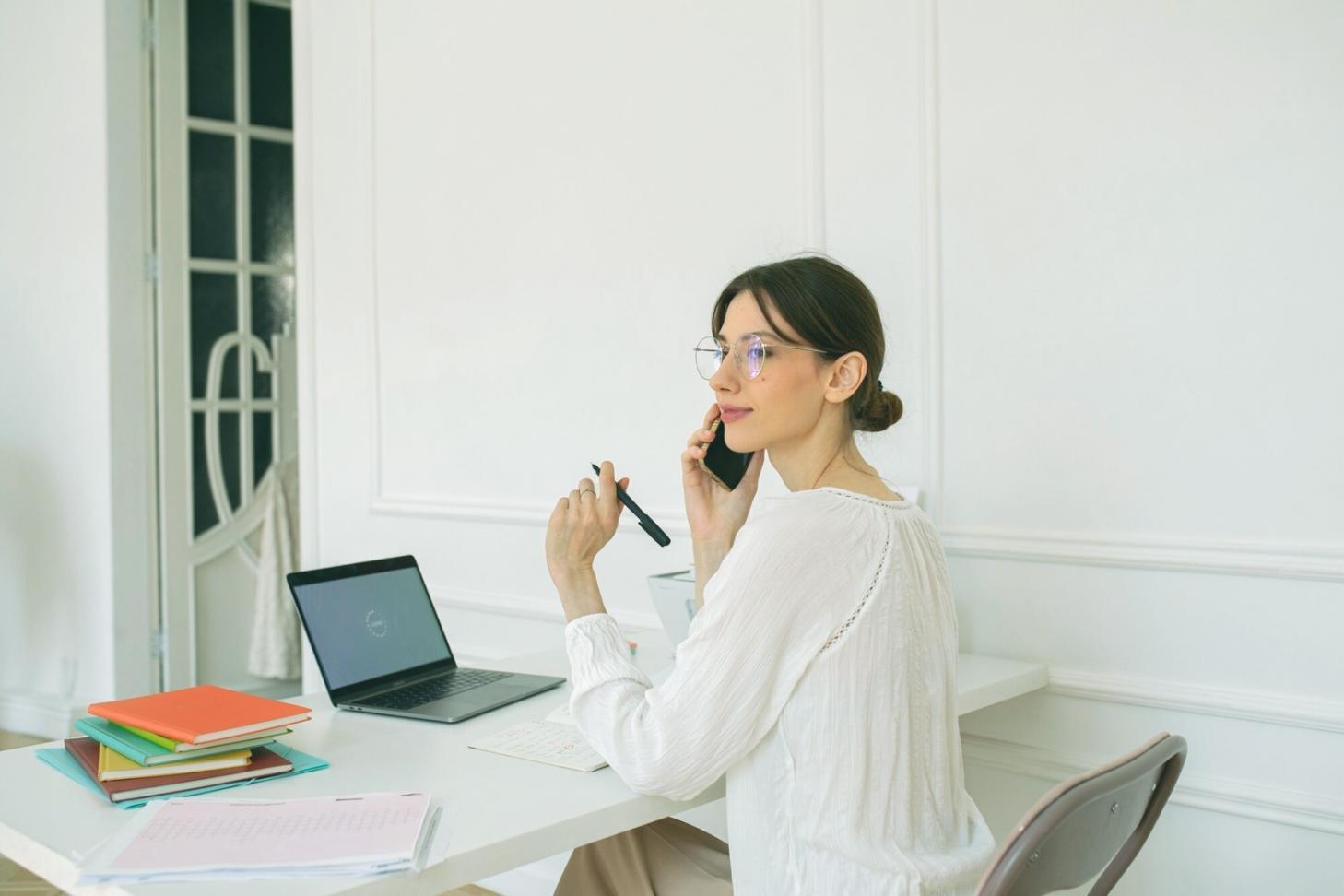 Team bei der Analyse von Finanzdaten am Schreibtisch