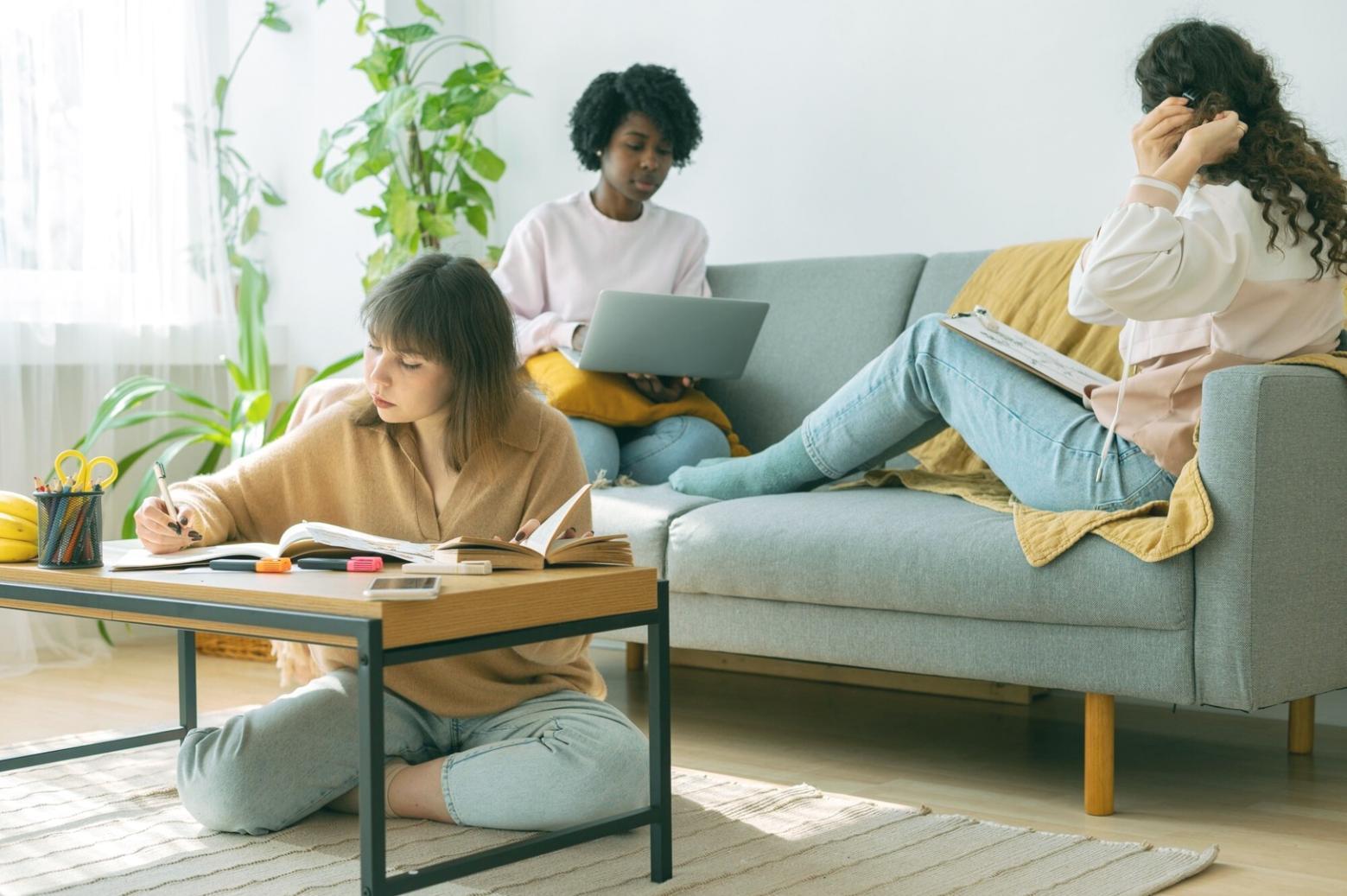 Detaillierte Finanzunterlagen mit Markierungen