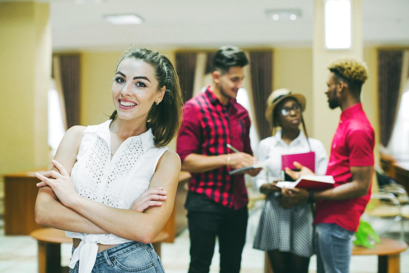 Laptop mit Finanzdaten und Notizen